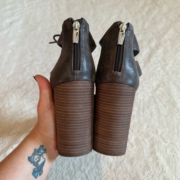 NWOT Vince Camuto Phandras charcoal lace up stacked heel leather sandals - Picture 5 of 10